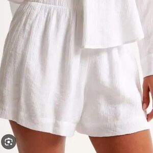 Abercrombie crinkle texture pull on short